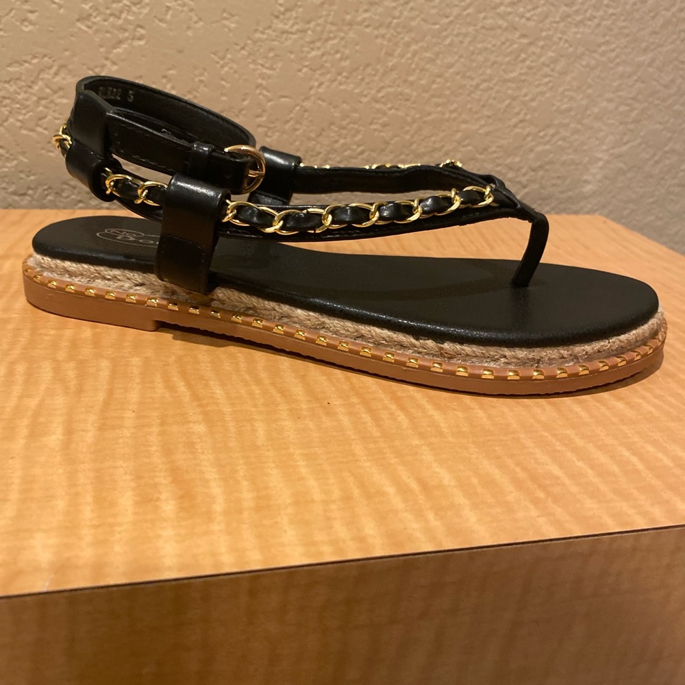 Black thong sandal w/ankle strap